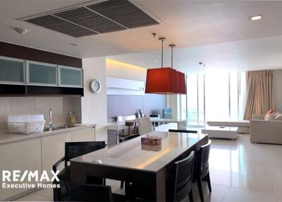 A modern, spacious with a spectacular view condo in Sathorn close by BTS Chong Nonsi.