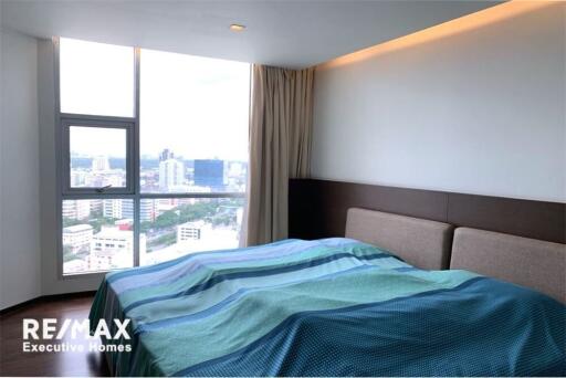 A modern, spacious with a spectacular view condo in Sathorn.