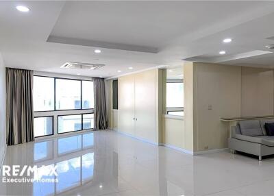 Newly renovated with modern style condominium pet-friendly located on Sukhumvit 24