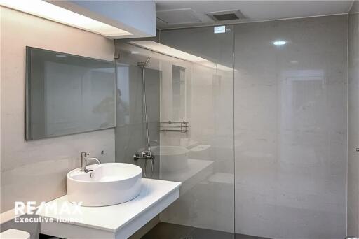 Newly renovated with modern style condominium pet-friendly located on Sukhumvit 24