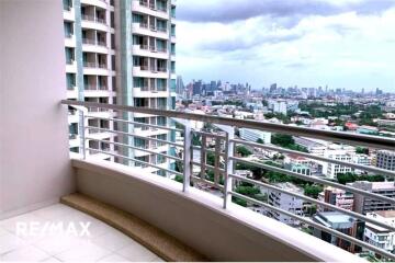 A modern, spacious with a spectacular view condo in Sathorn close by BTS Chong Nonsi.