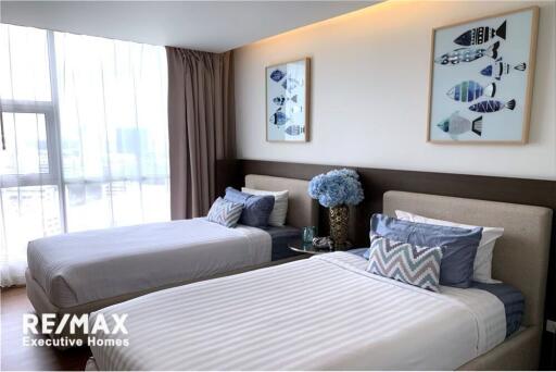 A modern, spacious with a spectacular view condo in Sathorn close by BTS Chong Nonsi.