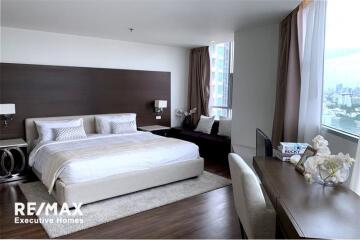 A modern, spacious with a spectacular view condo in Sathorn close by BTS Chong Nonsi.