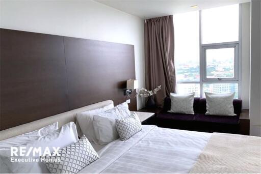 A modern, spacious with a spectacular view condo in Sathorn close by BTS Chong Nonsi.