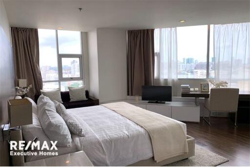 A modern, spacious with a spectacular view condo in Sathorn close by BTS Chong Nonsi.