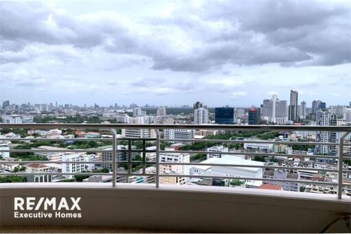 A modern, spacious with a spectacular view condo in Sathorn close by BTS Chong Nonsi.