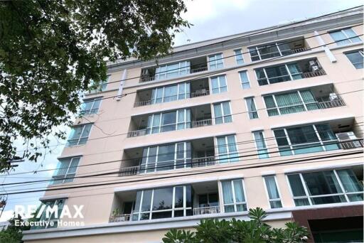 Great value and fully furnished condominium in a quiet and convenient area a 4-minute walk to BTS Ekkamai.