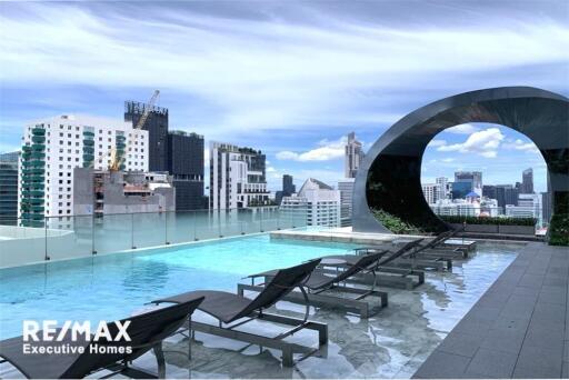 Modern Condo with Spectacular View, 7 Mins Walk to BTS Asoke