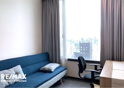 A modern, corner room with a spectacular view condominium 7 mins walk to BTS Asoke.