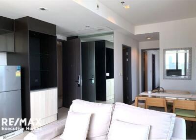 A modern, corner room with a spectacular view condominium 7 mins walk to BTS Asoke.