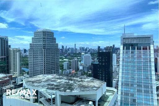 Modern Condo with Spectacular View, 7 Mins Walk to BTS Asoke