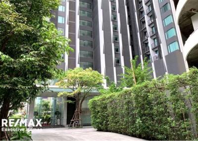 A modern, corner room with a spectacular view condominium 7 mins walk to BTS Asoke.