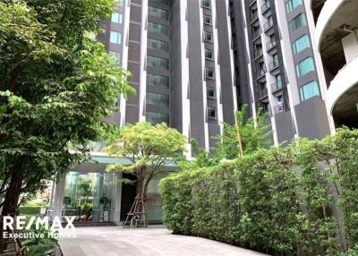 A modern, corner room with a spectacular view condominium 7 mins walk to BTS Asoke.