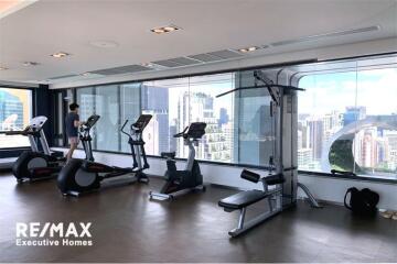 A modern, corner room with a spectacular view condominium 7 mins walk to BTS Asoke.