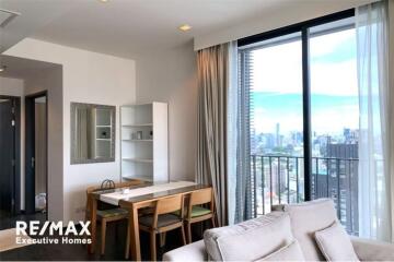 A modern, corner room with a spectacular view condominium 7 mins walk to BTS Asoke.