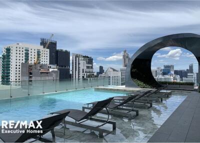 A modern, corner room with a spectacular view condominium 7 mins walk to BTS Asoke.