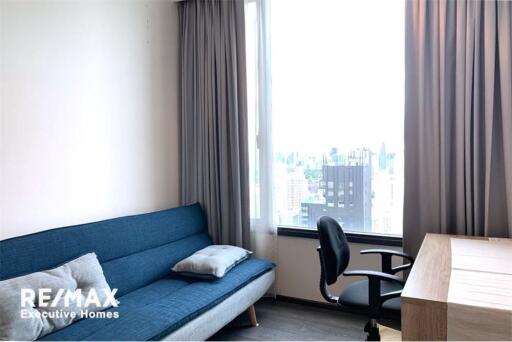 A modern, corner room with a spectacular view condominium 7 mins walk to BTS Asoke.