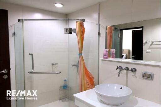 Cozy and fully furnished condominium in a quiet and convenient area a 4-minute walk to BTS Ekkamai.