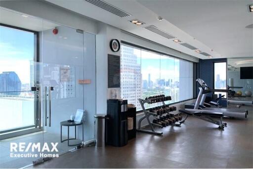 A modern with a spectacular view condominium 3 mins walk to BTS Asoke/MRT Sukhumvit.