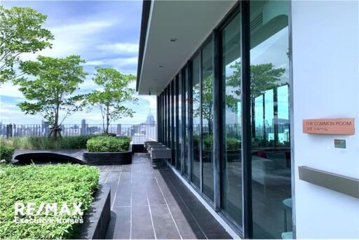 A modern with a spectacular view condominium 3 mins walk to BTS Asoke/MRT Sukhumvit.