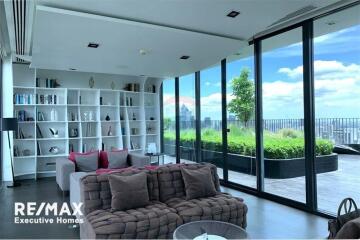 A modern with a spectacular view condominium 3 mins walk to BTS Asoke/MRT Sukhumvit.