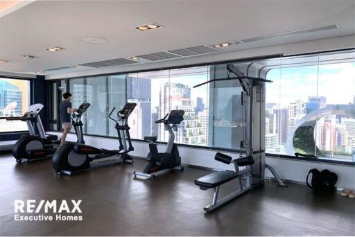 A modern with a spectacular view condominium 3 mins walk to BTS Asoke/MRT Sukhumvit.