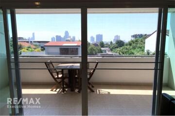 Pets-friendly and effortlessly accessible apartment to BTS Ekkamai and Sukhumvit area.