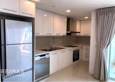 Pets-friendly and effortlessly accessible apartment to BTS Ekkamai and Sukhumvit area.