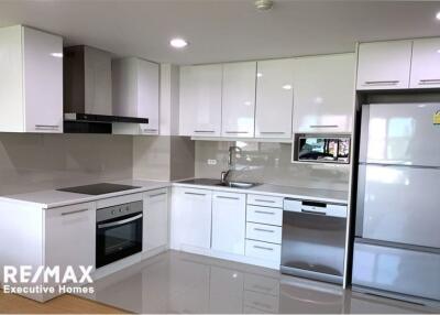 Pets-friendly and effortlessly accessible apartment to BTS Ekkamai and Sukhumvit area.