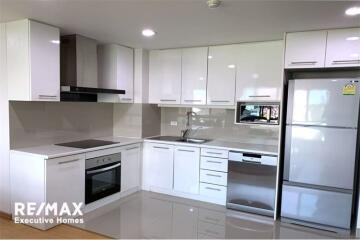 Pets-friendly and effortlessly accessible apartment to BTS Ekkamai and Sukhumvit area.