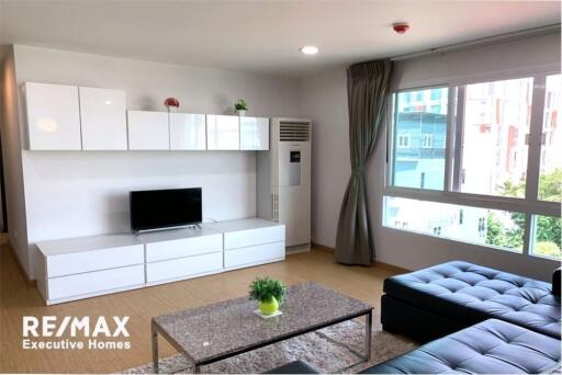 Pets-friendly and effortlessly accessible apartment to BTS Ekkamai and Sukhumvit area.