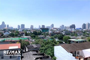 Pets-friendly and effortlessly accessible apartment to BTS Ekkamai and Sukhumvit area.