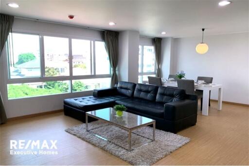 Pets-friendly and effortlessly accessible apartment to BTS Ekkamai and Sukhumvit area.