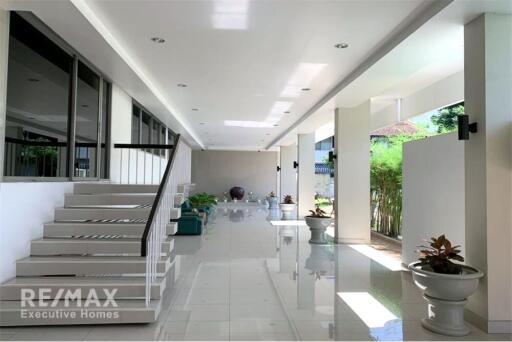 Pets-friendly and effortlessly accessible apartment to BTS Ekkamai and Sukhumvit area.