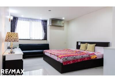 Newly renovated pet-friendly fully furnished BTS Phrom Phong.