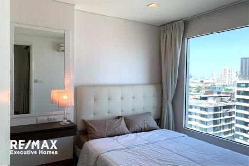 A large unit with an effortlessly accessible condominium to BTS Thonglor and Sukhumvit area.