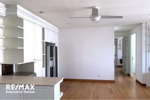 A large unit with an effortlessly accessible condominium to BTS Thonglor and Sukhumvit area.