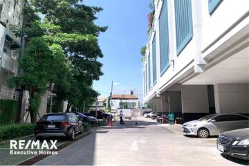 A large unit with an effortlessly accessible condominium to BTS Thonglor and Sukhumvit area.