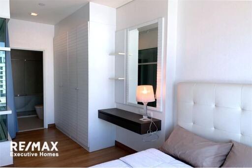 A large unit with an effortlessly accessible condominium to BTS Thonglor and Sukhumvit area.