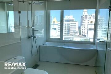 A large unit with an effortlessly accessible condominium to BTS Thonglor and Sukhumvit area.