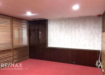 Perfect area for office space in prime area 5 mins walk from BTS Asoke with great value and a fantastic view.