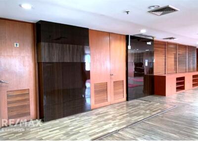 Perfect area for office space in prime area 5 mins walk from BTS Asoke with great value and a fantastic view.