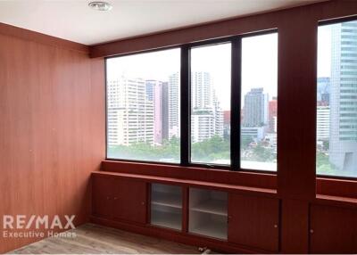 Perfect area for office space in prime area 5 mins walk from BTS Asoke with great value and a fantastic view.