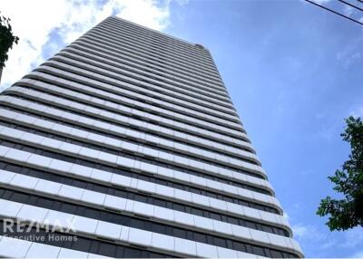 Perfect area for office space in prime area 5 mins walk from BTS Asoke with great value and a fantastic view.