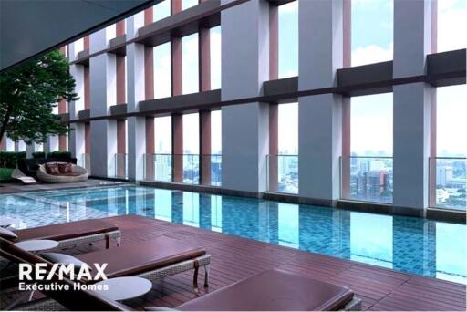 Contemporary style condominium in a tranquil and convenient area with a pet-friendly location on Sukhumvit 38.