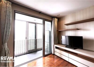 Contemporary style condominium in a tranquil and convenient area with a pet-friendly location on Sukhumvit 38.
