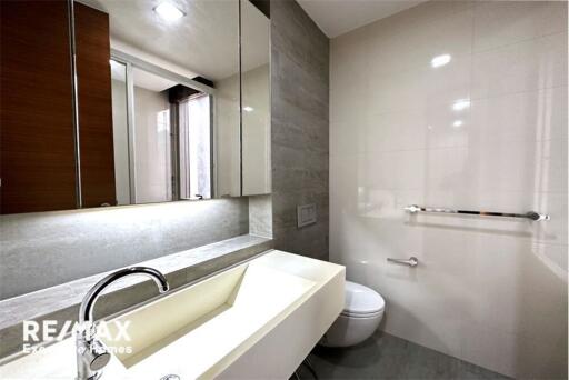 Contemporary style condominium in a tranquil and convenient area with a pet-friendly location on Sukhumvit 38.