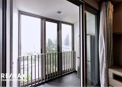 Contemporary style condominium in a tranquil and convenient area with a pet-friendly location on Sukhumvit 38.