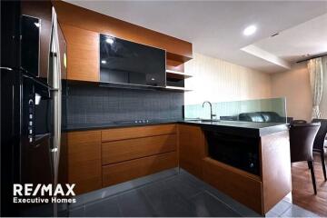 Contemporary style condominium in a tranquil and convenient area with a pet-friendly location on Sukhumvit 38.