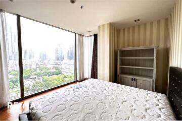 Contemporary style condominium in a tranquil and convenient area with a pet-friendly location on Sukhumvit 38.